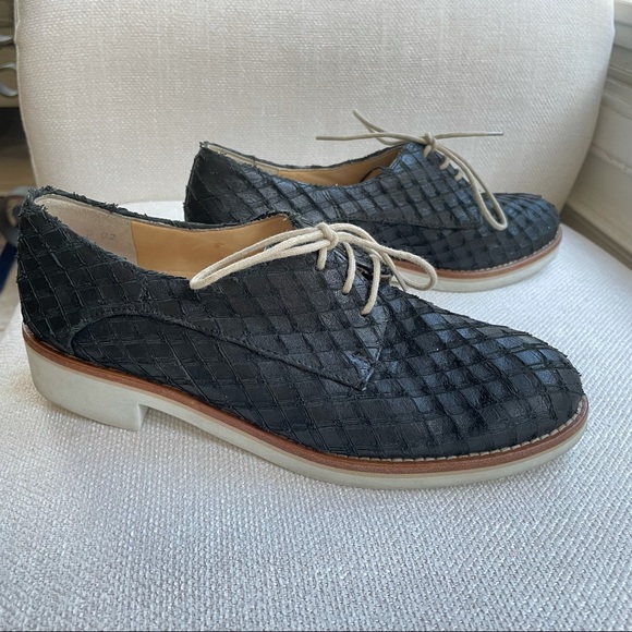 Paul Green Stylish Scalloped Leather Loafers! - Picture 5 of 9